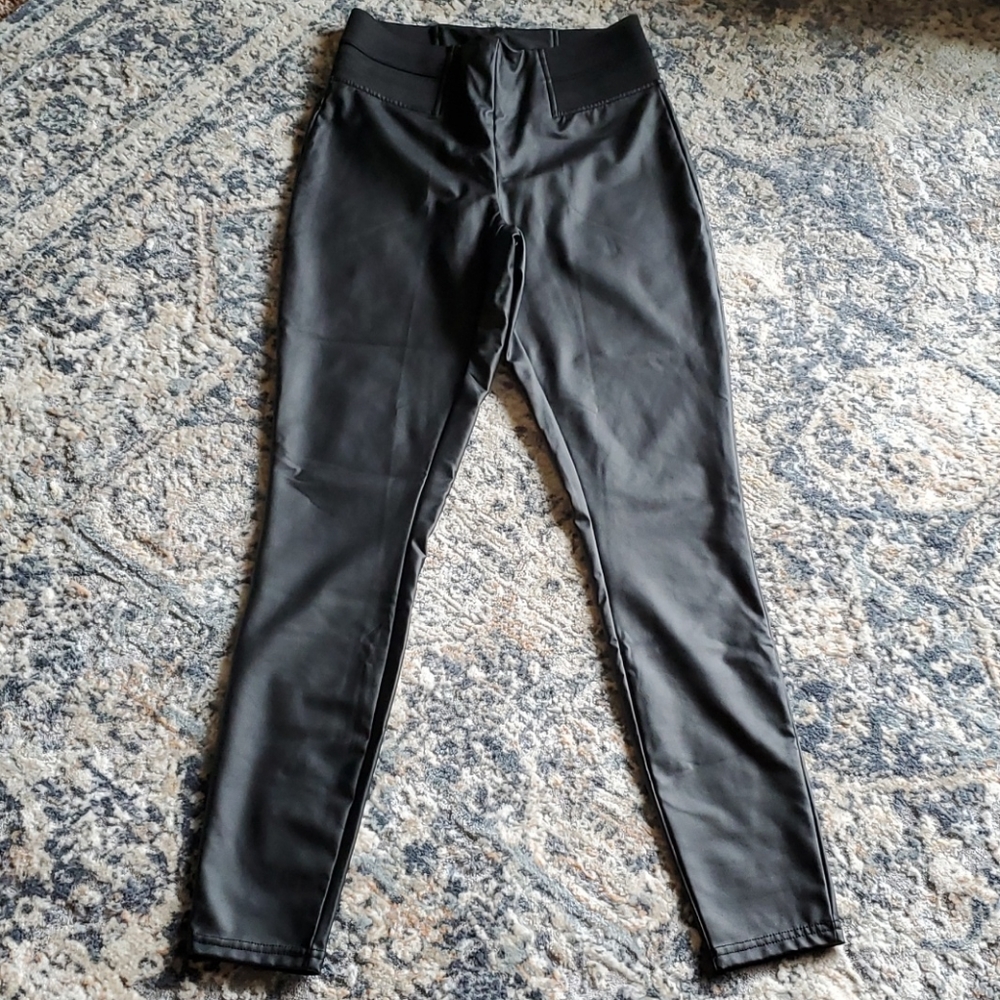 (Vera Wang) black imitation leather pants